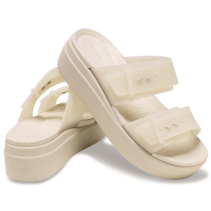 Crocs Brooklyn Buckle Low Wedge Sandali In Pietra Arenaria Da Donna